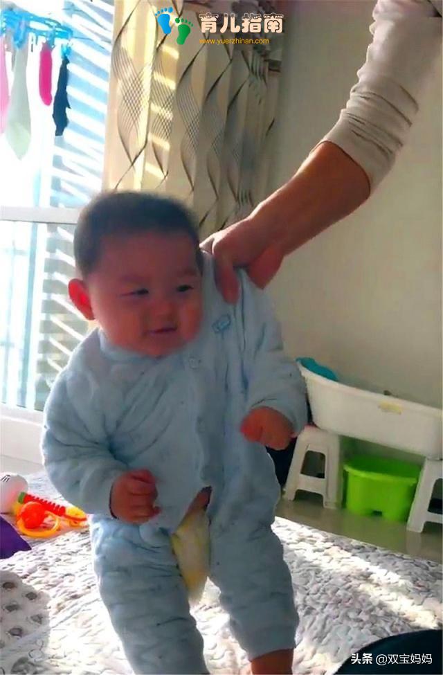爸爸拎着宝宝出来见老婆，萌娃一脸无辜，网友：求心理面积