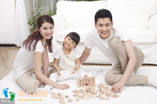 在家山大王”出门小绵羊”,面对两面派的孩子,爸妈如何引导