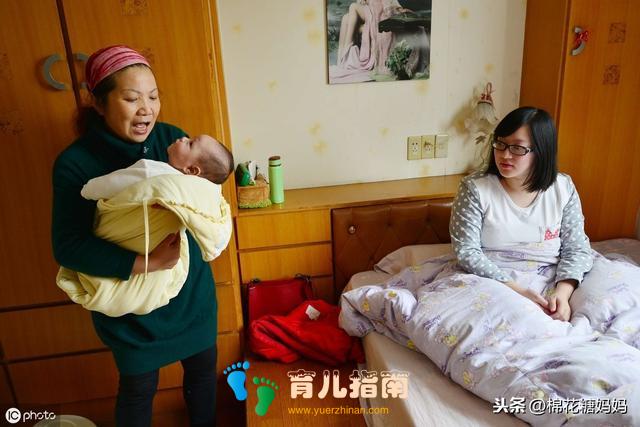 坐月子，宝宝和妈妈睡还是和月嫂睡？李玫瑾教授的经验，值得学习