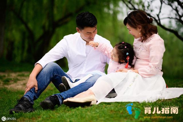 在家山大王”出门小绵羊”,面对两面派的孩子,爸妈如何引导