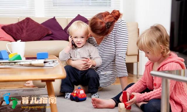 在家山大王”出门小绵羊”，面对两面派的孩子，爸妈如何引导