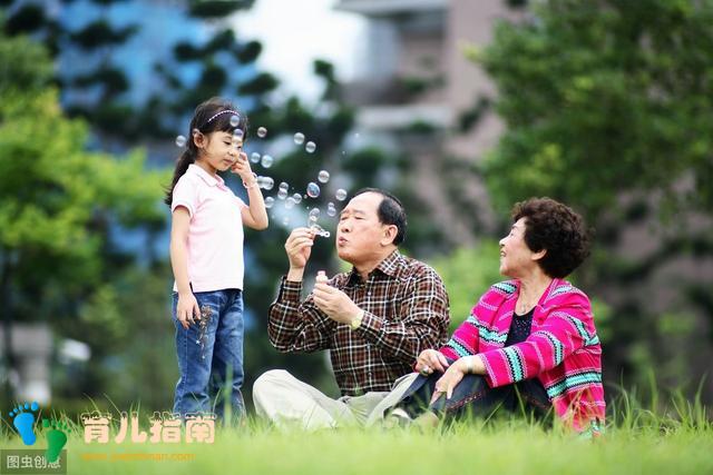 在家山大王”出门小绵羊”，面对两面派的孩子，爸妈如何引导