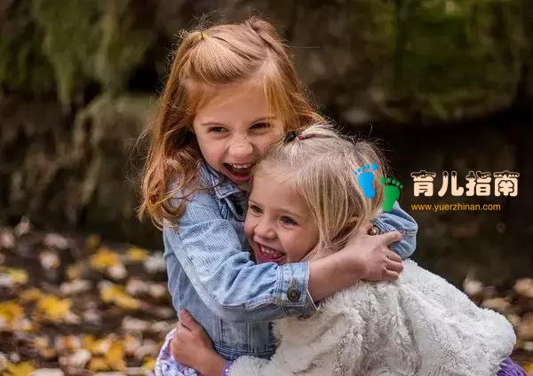 当孩子抢别人玩具时，家长第一句话说什么很重要