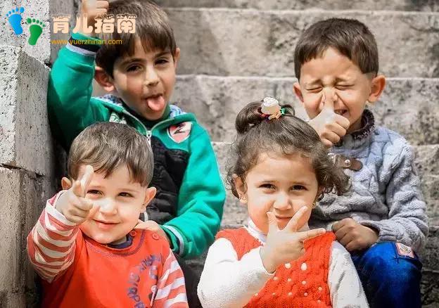 当孩子抢别人玩具时，家长第一句话说什么很重要