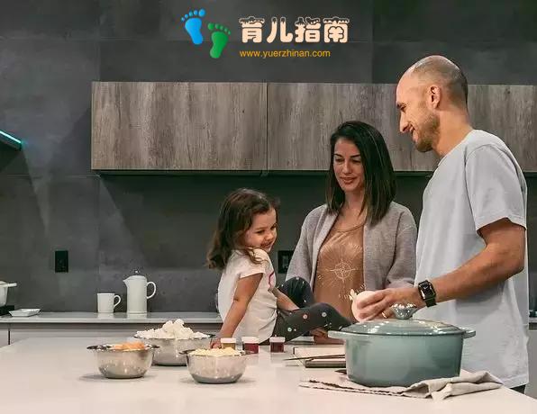 当孩子抢别人玩具时，家长第一句话说什么很重要