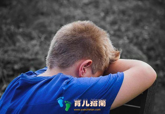 当孩子抢别人玩具时，家长第一句话说什么很重要