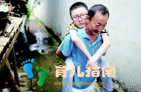 4岁宝宝先天残疾妈妈离去，爸爸坚持工作养他，网友：父爱如山
