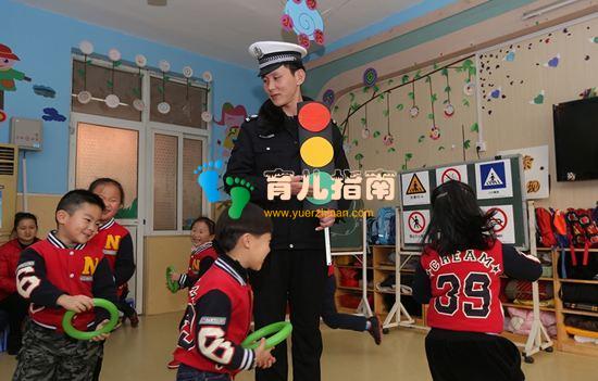 8岁孩子闯红灯，路人劝阻反被骂，孩子妈妈：我闯红灯关你什么事