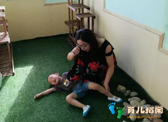 灾难片”来了!幼儿园开学第一天是这样的,上演各式哭闹,看看老师怎么做