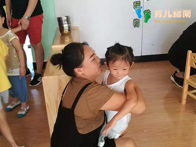 灾难片”来了!幼儿园开学第一天是这样的,上演各式哭闹,看看老师怎么做