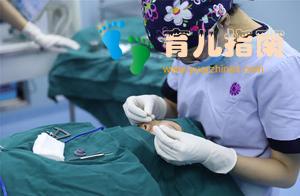 妈妈好心半夜起床给孩子滴眼药，被爸爸大骂，医生：这个妈妈太懒