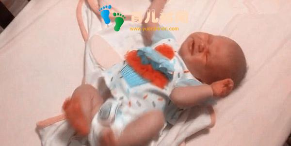 爸爸妈妈早晨叫婴儿起床，解开抱被后，宝宝的反应萌的心都化了