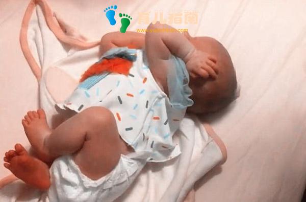 爸爸妈妈早晨叫婴儿起床，解开抱被后，宝宝的反应萌的心都化了