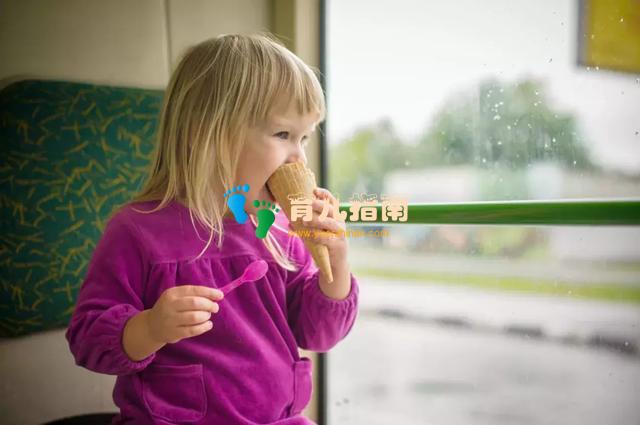 公共场合宝宝一直哭闹怎么办?10秒钟让宝宝从哭到笑