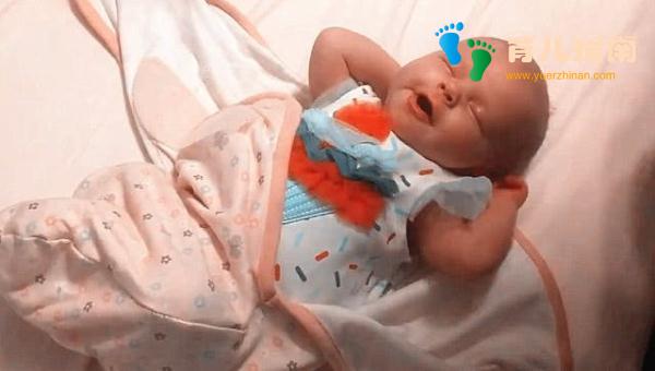 爸爸妈妈早晨叫婴儿起床，解开抱被后，宝宝的反应萌的心都化了