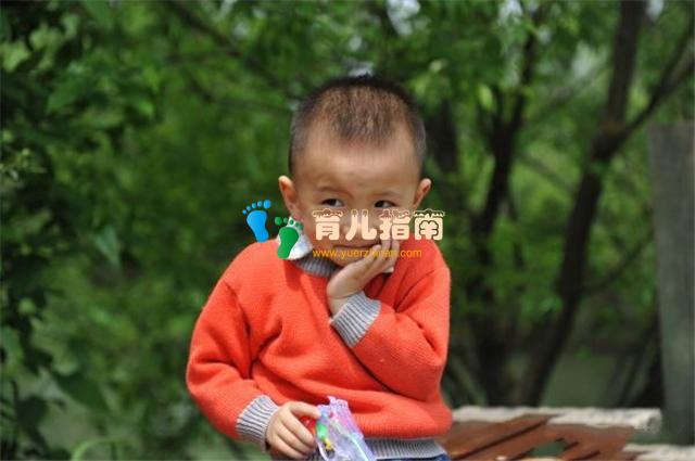 小小年纪啥都懂,像个小大人”,孩子过于成熟并没您想的那么好