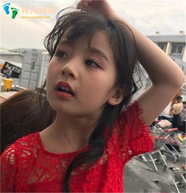 小小年纪啥都懂,像个小大人”,孩子过于成熟并没您想的那么好