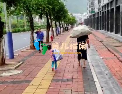 路上两个家境不同的孩子相遇,互相看着对方,网友:看完好心酸