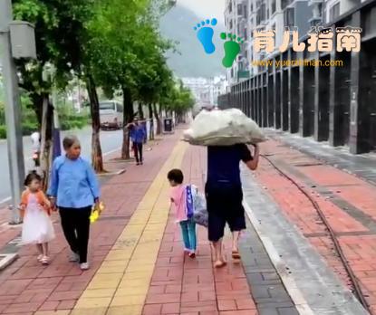 路上两个家境不同的孩子相遇,互相看着对方,网友:看完好心酸