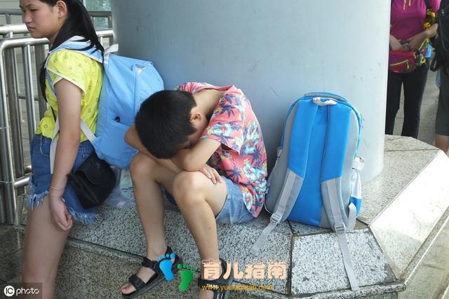 背书包会让孩子脊柱弯曲?关于背书包家长要知道这几点