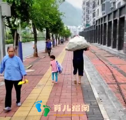 路上两个家境不同的孩子相遇,互相看着对方,网友:看完好心酸