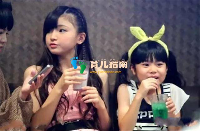 小小年纪啥都懂,像个小大人”,孩子过于成熟并没您想的那么好