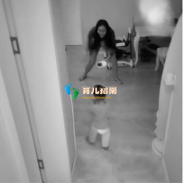 宝宝晚上不睡觉，监控拍下妈妈哄娃睡觉的方式，好可爱