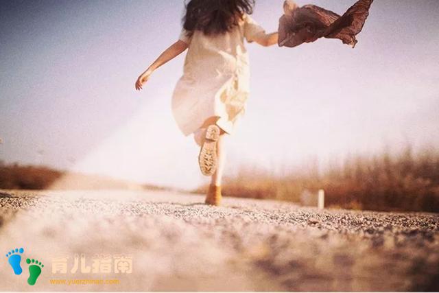 李玫瑾教授:孩子心理阳光比智力发展更重要,家长要分清主次