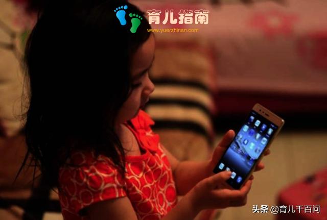 4岁孩子手机不离手,奶奶想了个妙招全家称赞:姜还是老的辣