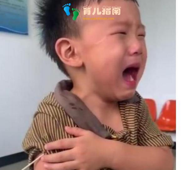儿子看别人打针和自己打针，反应截然不同，一旁的妈妈笑坏了