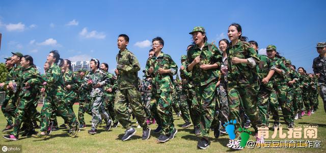 送孩子去军事化夏令营吃苦锻炼,能让他养成好好习惯吗