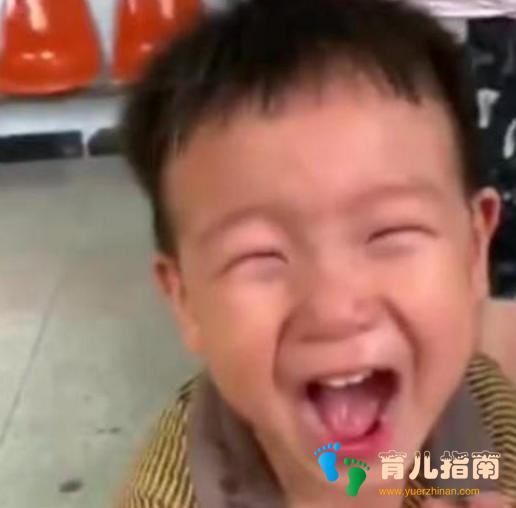 儿子看别人打针和自己打针，反应截然不同，一旁的妈妈笑坏了