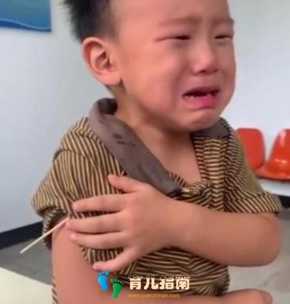 儿子看别人打针和自己打针，反应截然不同，一旁的妈妈笑坏了