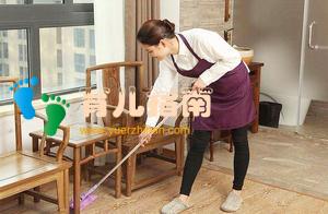 因为孩子不听话，保姆殴打2岁男童足足3分钟，父亲第一时间报警