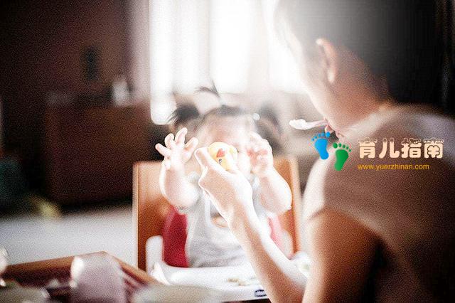 因为孩子不听话，保姆殴打2岁男童足足3分钟，父亲第一时间报警