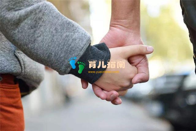 丈夫陪妻子进产房,宝宝刚发出啼哭,丈夫却尖叫晕倒在地?