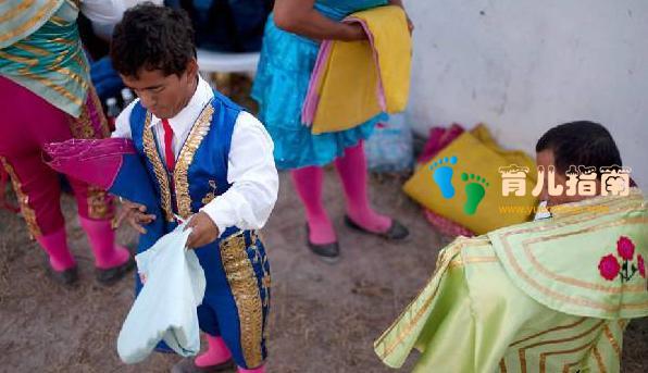 &quot;侏儒夫妻&quot;怀孕执意生孩子，等到分娩看到孩子后，后悔没听医生的