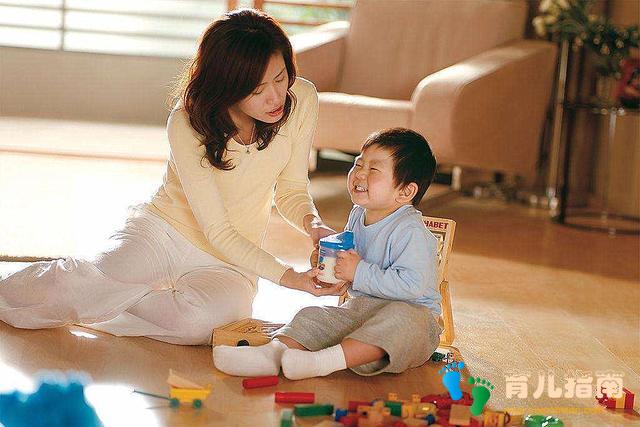 因为孩子不听话，保姆殴打2岁男童足足3分钟，父亲第一时间报警