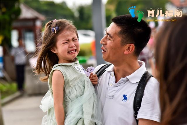 丈夫陪妻子进产房,宝宝刚发出啼哭,丈夫却尖叫晕倒在地?