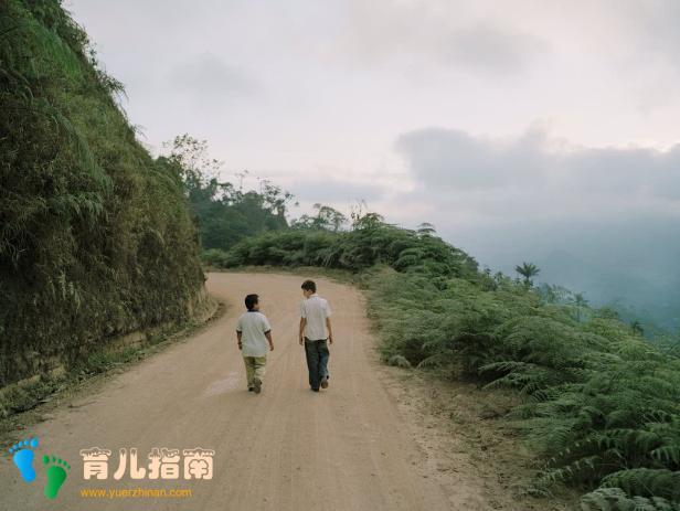 &quot;侏儒夫妻&quot;怀孕执意生孩子，等到分娩看到孩子后，后悔没听医生的