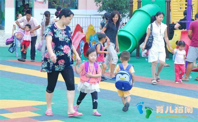 “妈妈，我能喝口水吗？”，孩子上学前的话，让妈妈自责