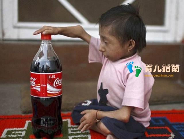 &quot;侏儒夫妻&quot;怀孕执意生孩子，等到分娩看到孩子后，后悔没听医生的