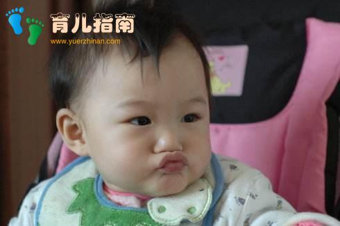 3岁女儿总嘟嘴，妈妈觉得很可爱，可奶奶掰开一看直接把娃送医院