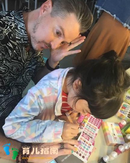 这个止哭”视频真的火了，优秀爸爸原来这样带孩子的
