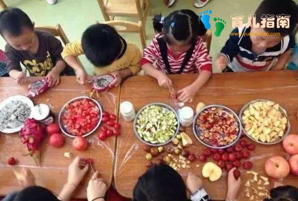 幼儿园老师摆拍水果,孩子却说跟照片不一样,老师别再这样哄家长