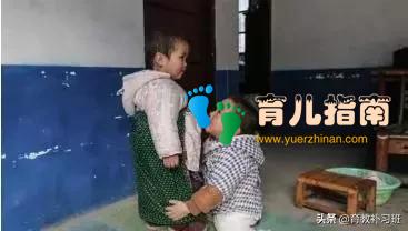 4岁宝宝没了双腿用手走路,手上布满了老茧,坚强的笑容让人心疼