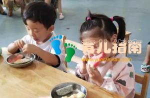 幼儿园老师摆拍水果，孩子却说跟照片不一样，老师别再这样哄家长