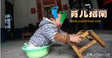 4岁宝宝没了双腿用手走路,手上布满了老茧,坚强的笑容让人心疼