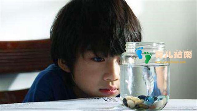 "我是在保护你!"妈妈把女儿关在家里8年,不让出门和上学