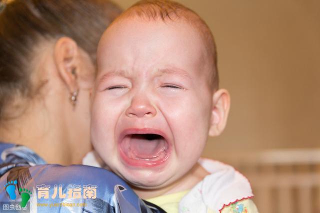宝宝发脾气哭闹，为何越安慰越失控？研究表明：抱起来安慰惹得祸